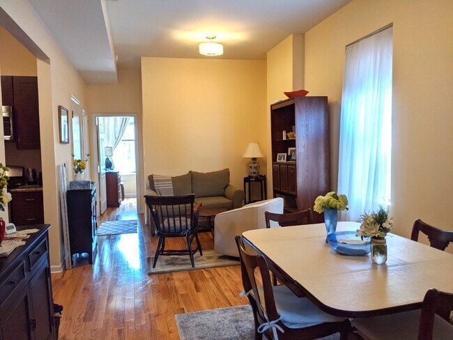 Foto del edificio - 1538 W Augusta Blvd