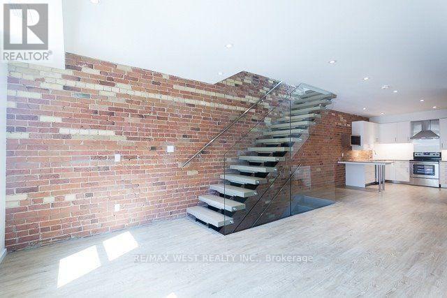 Building Photo - 1120 Queen St W