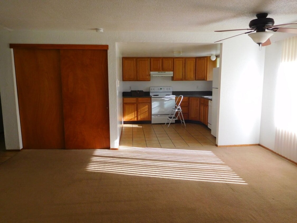 Building Photo - 2 Bed, 1 Bath Duplex with Garage and Backyard