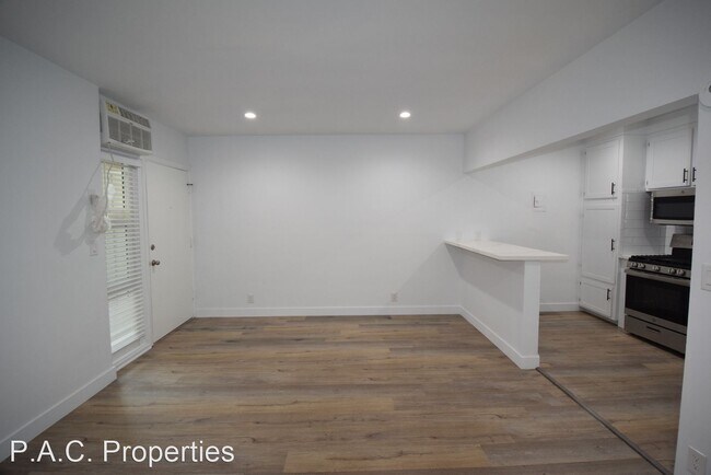 Building Photo - 1 br, 1 bath Apartment - 5117 Laurel Canyo...