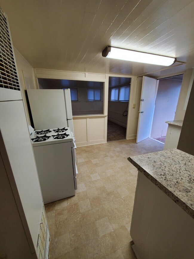 Kitchen - 1548 Elizabeth Ave