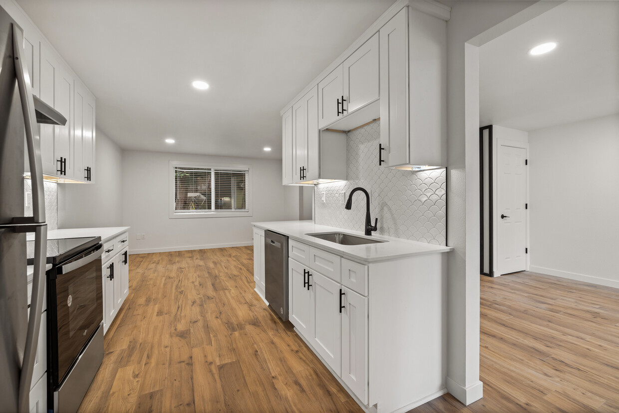 Amplia cocina que se abre a la sala de estar - Rosedale Townhomes