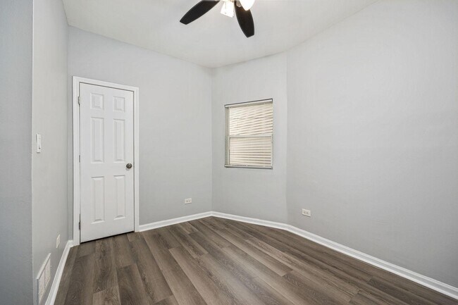 Building Photo - 4416 W Armitage Ave