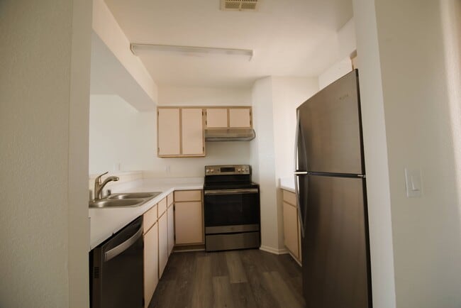 Kitchen - 2076 Mesquite Ln