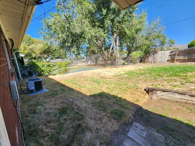 Building Photo - Kramer Duplex3341,3351