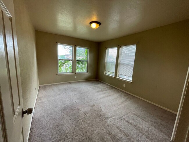 Building Photo - 2220 S Taylor St