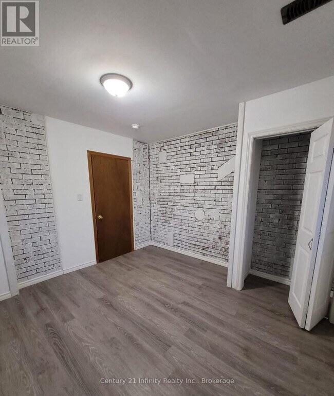 Building Photo - 555 Ritson Rd S