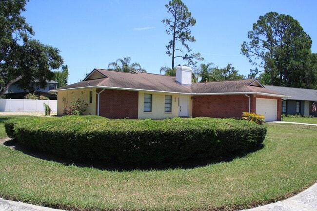 Building Photo - Enjoy Peaceful Living in this Northdale Co...