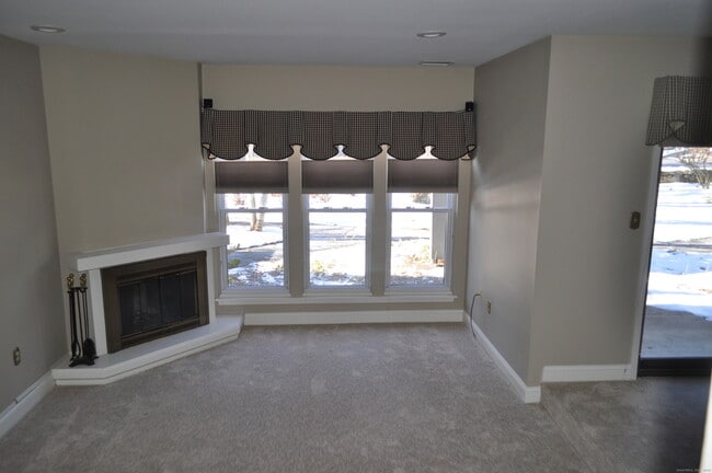 Building Photo - 8 Willow Ln