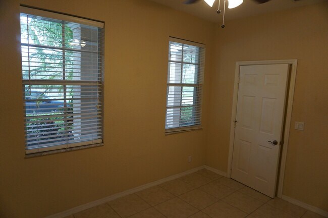 Foto del edificio - 335 E Thatch Palm Cir