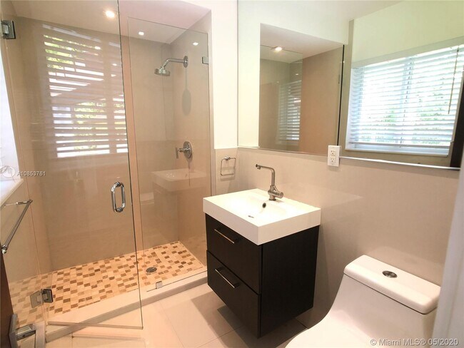 Foto del edificio - 4733 Santa Maria St