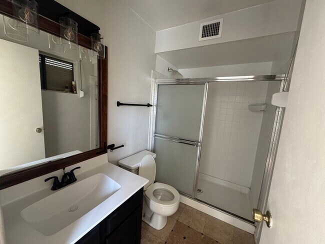 Foto del edificio - 5239 W Freeway Ln