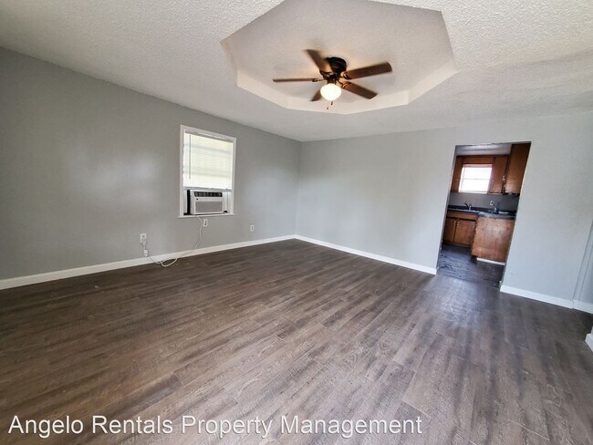 Building Photo - 3 br, 1 bath House - 220 E 9th St