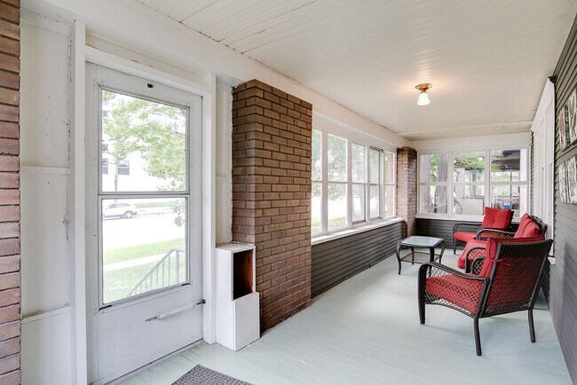Building Photo - Beautiful 5 bed 2 bath single family house
