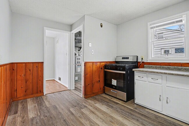 Foto del edificio - Charming 3-bedroom, 1-bath gem in the heart of Mishawaka!