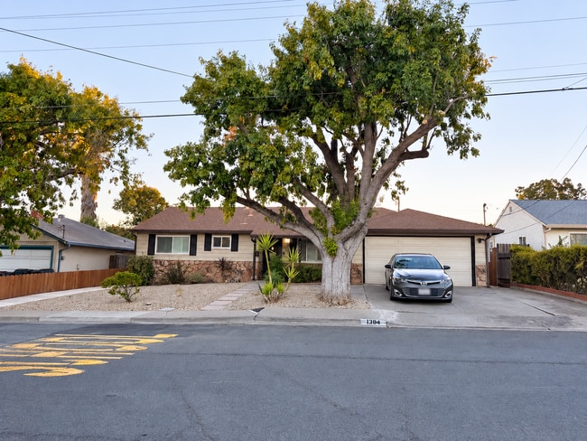 Building Photo - 1304 Louis Dr
