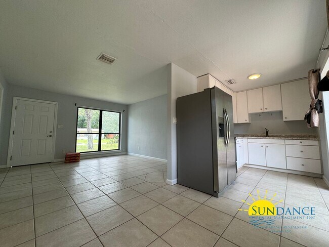 Foto del edificio - Charming 3-Bedroom Pet-Friendly Home  in P...