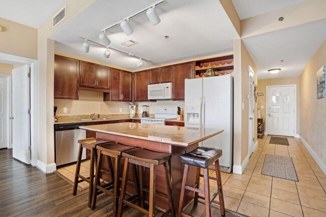 Building Photo - 9902 S Thomas Dr