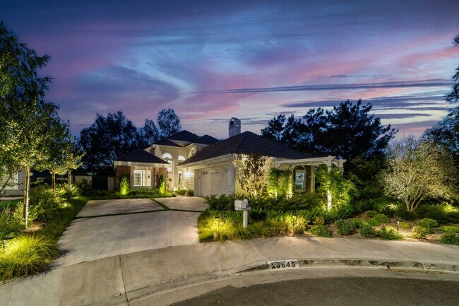 Building Photo - Gorgeous 4 Bedroom Home in the Valencia Su...