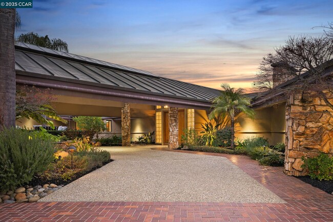 Building Photo - 21 Deer Oaks Ct