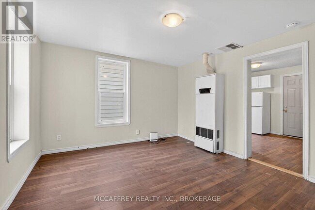 Building Photo - 45 Isabella St E