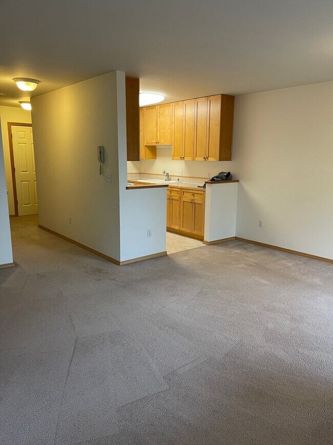Building Photo - Sunny and Spacious 1 bedroom, 1 bathroom u...