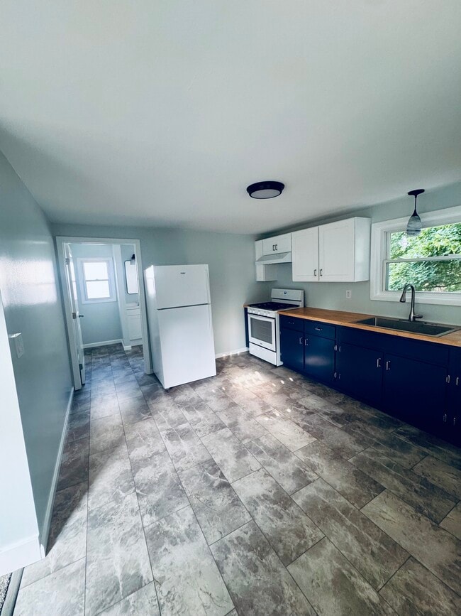 Building Photo - 514 E 9th St