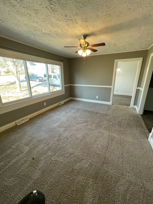 Building Photo - Huge home with bonus room and fenced in ba...