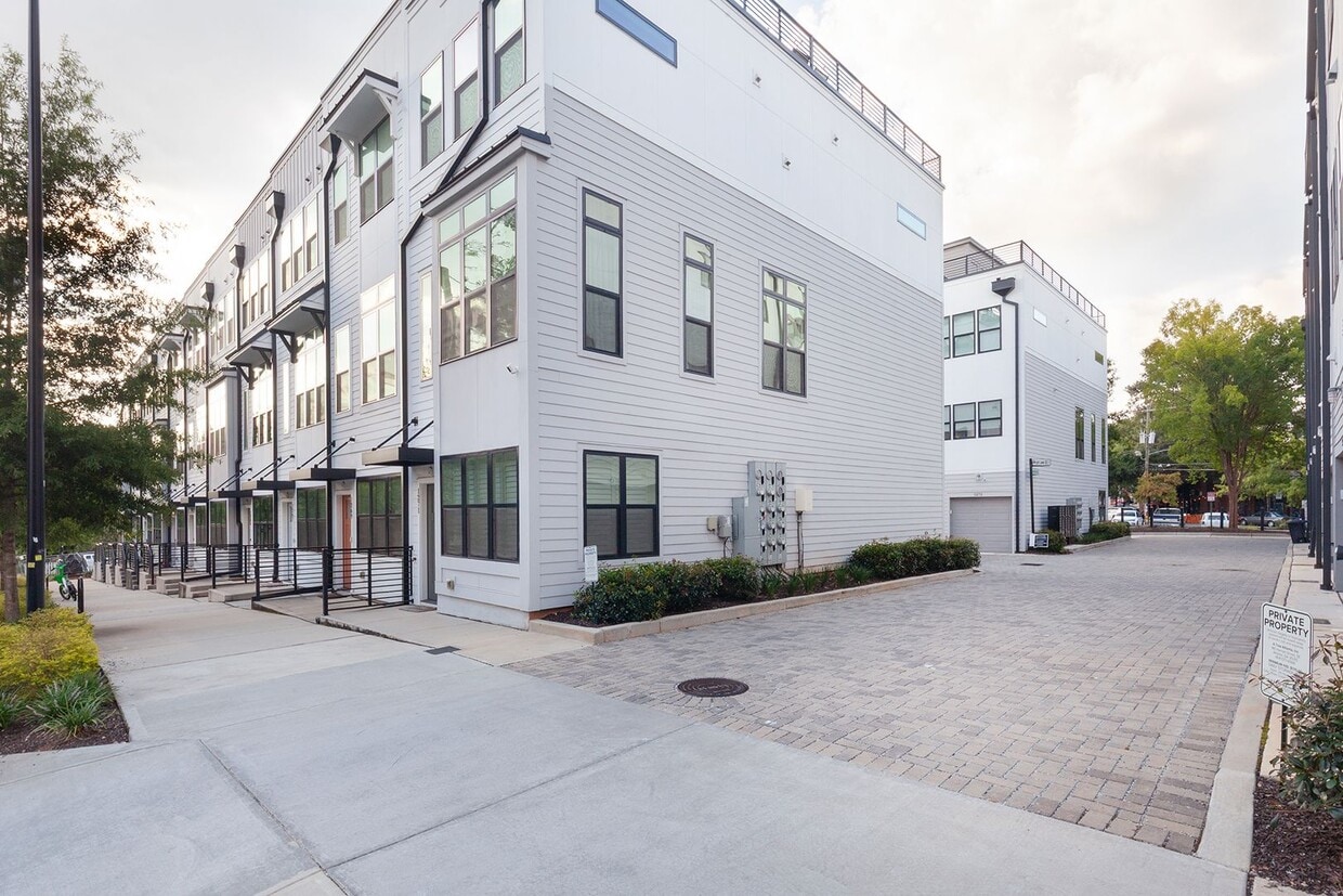 Primary Photo - Beautiful 2bd/2.5ba Contemporary Townhome ...