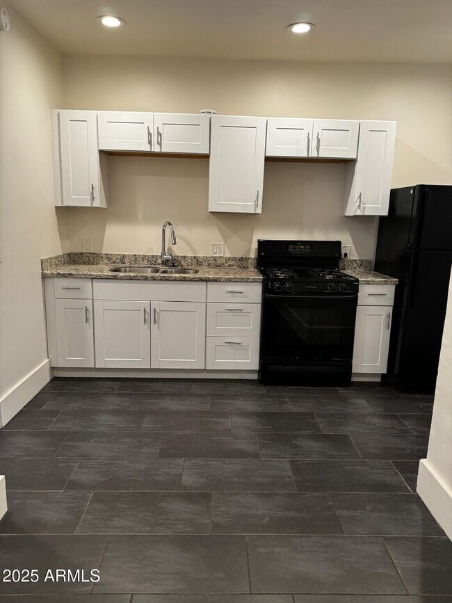 Foto del edificio - 2 bedroom apartment in Garfield district with back yard