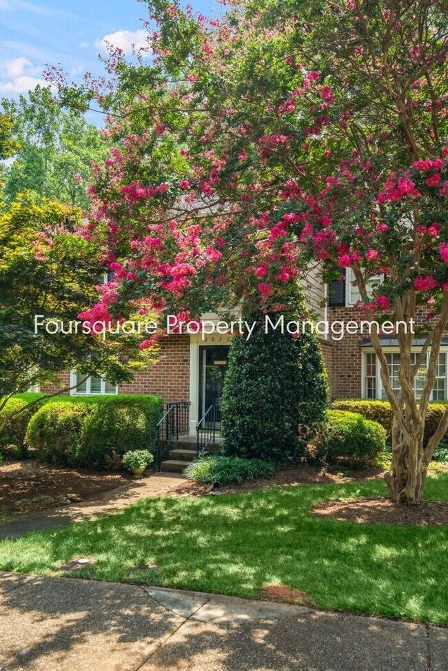 Building Photo - Town Home | Basement with Full Bedroom and...