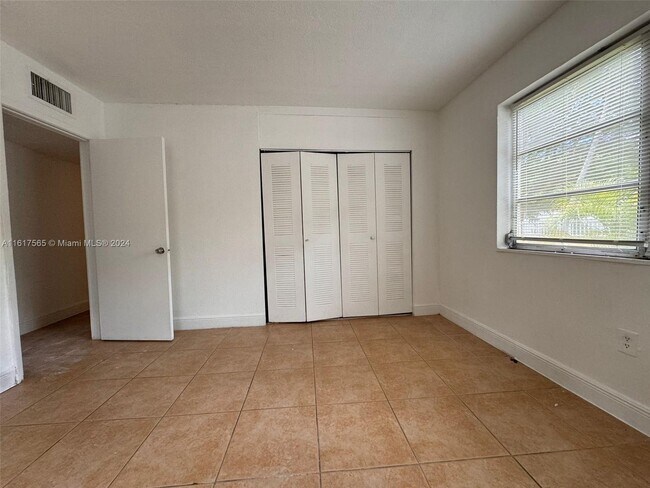 Foto del edificio - 1821 NE 168th St