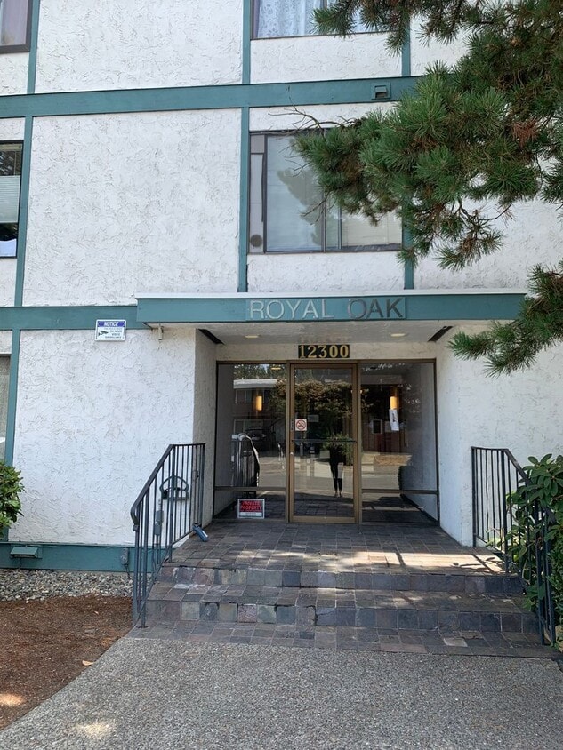 Primary Photo - One month off rent!!!! Spacious well maint...
