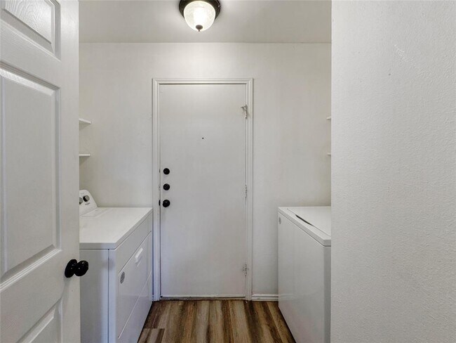 Building Photo - 1901 Holly Springs Dr