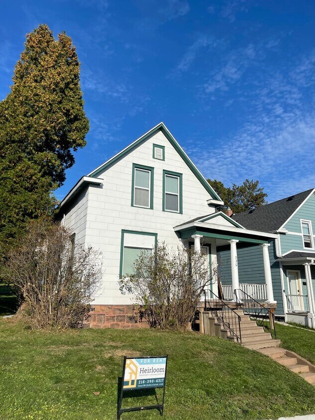 Foto principal - AVAILABLE NOW! - 4 Bedroom 1 Bath Home!