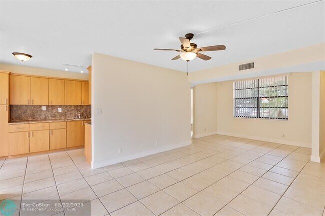Foto del edificio - 3550 Blue Lake Dr