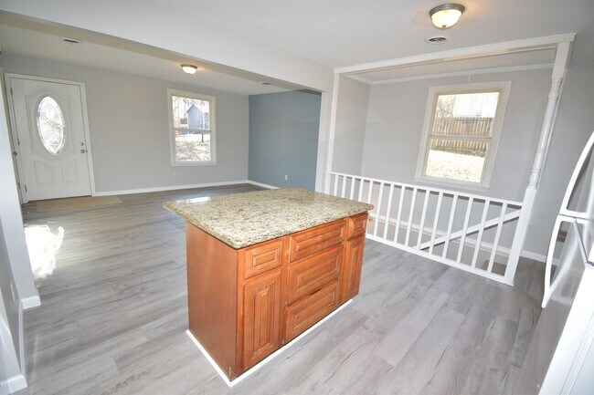 Foto del edificio - 4 Bedroom Home For Rent Over The River!