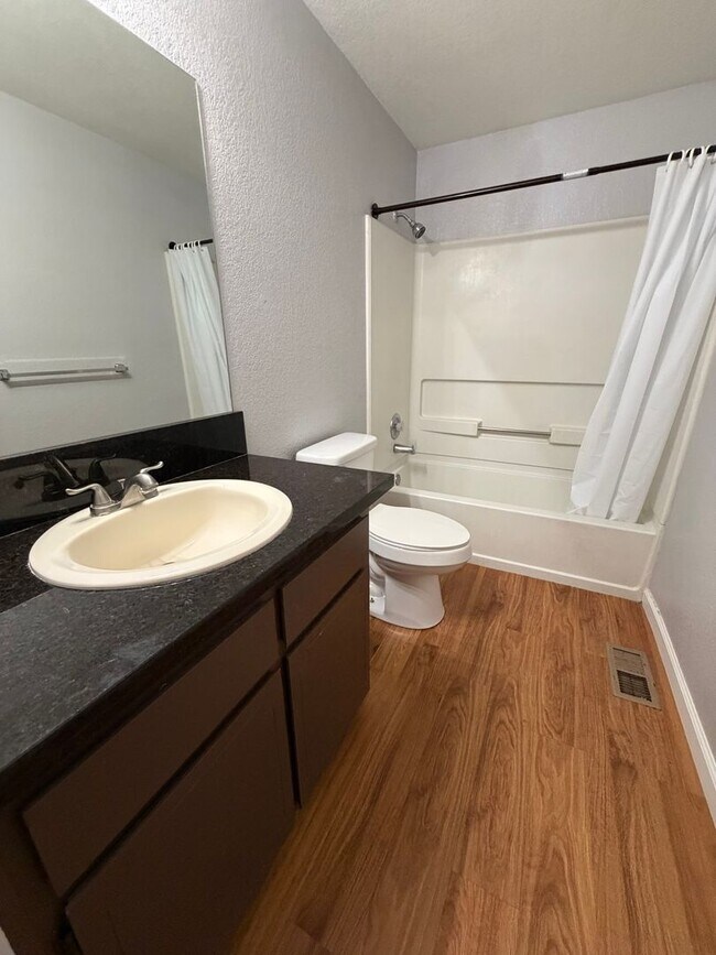 Foto del edificio - Centrally located home, clean and ready for occupany