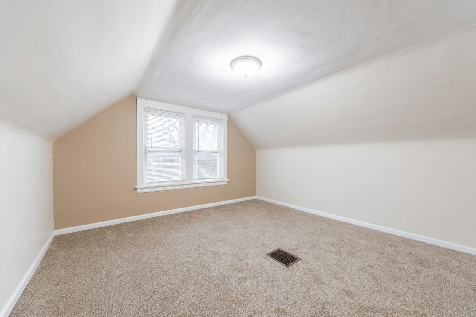 10618 Crestwood Ave Cleveland, OH 44104 – photo 4