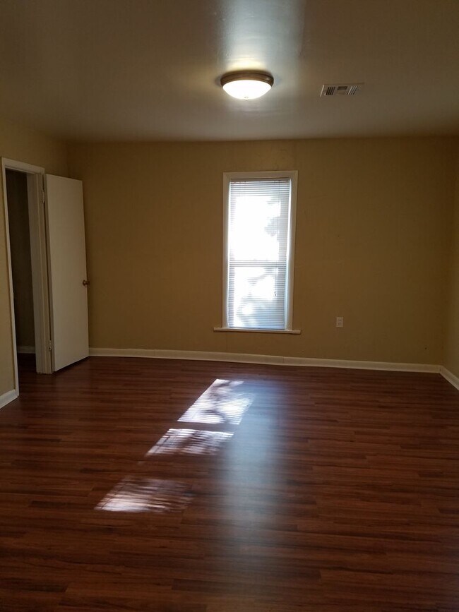 Foto del edificio - 3 bedroom 1 bathroom house in Edmond with central heat and air conditioning and washer/dryer hookup