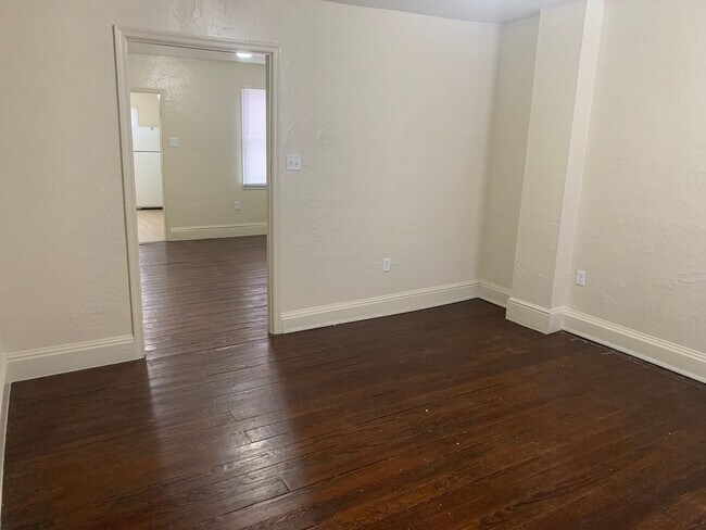 Foto del edificio - Semi-detached 3 bedroom 1 Bath House with Parking