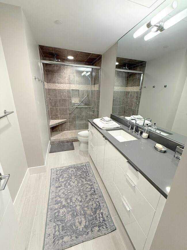 Foto del edificio - Downtown Luxury Condo Available Furnished or Unfurnished, with Parking