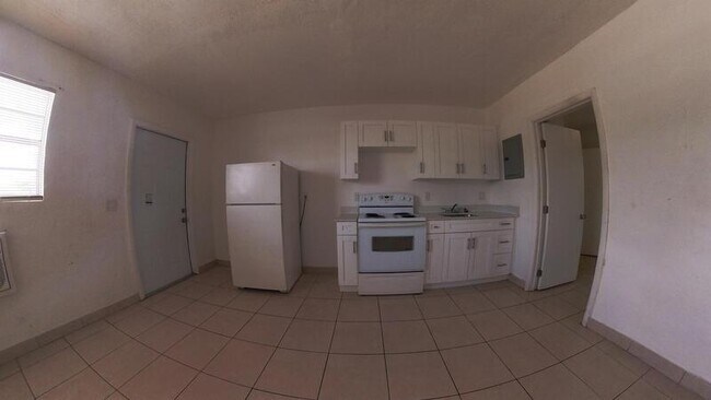 Building Photo - 320 SW 6th Ct