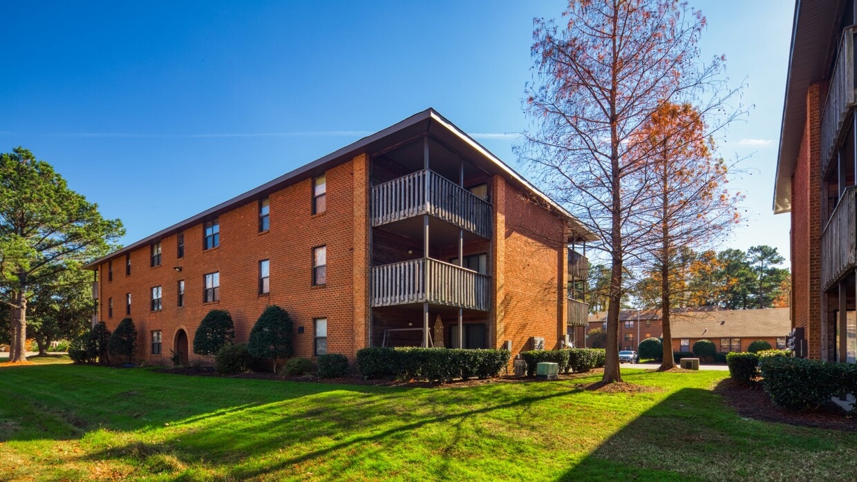 Emerald Lake Apartments 1500 Emerald Lake Cir Elizabeth City, NC