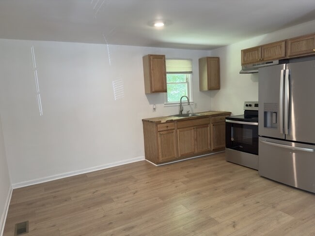 Building Photo - 610 Demoss St