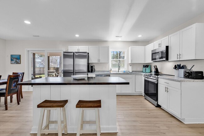Building Photo - 2405 Bert Dr