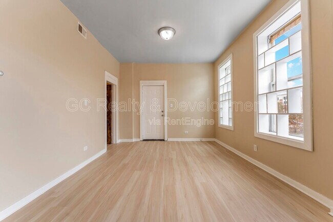 Foto del edificio - 3328 W Chicago Ave