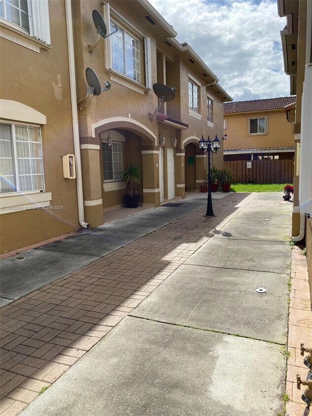 Foto principal - 8100 W 28th Ct