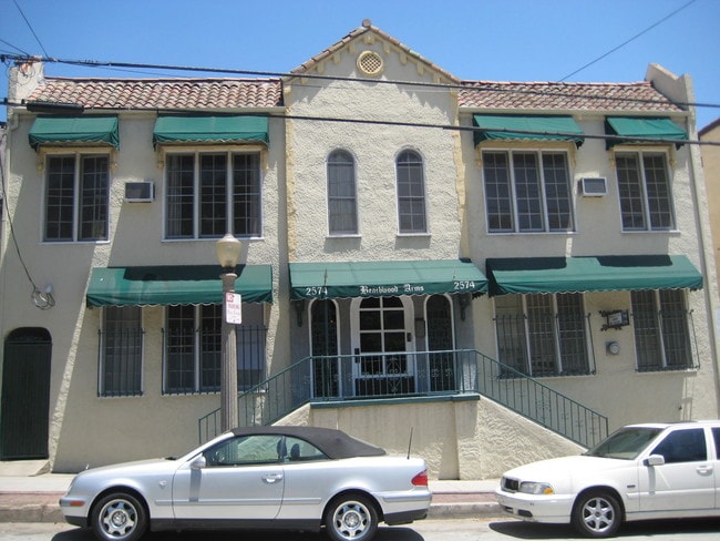 Foto del edificio - 2574 N Beachwood Dr