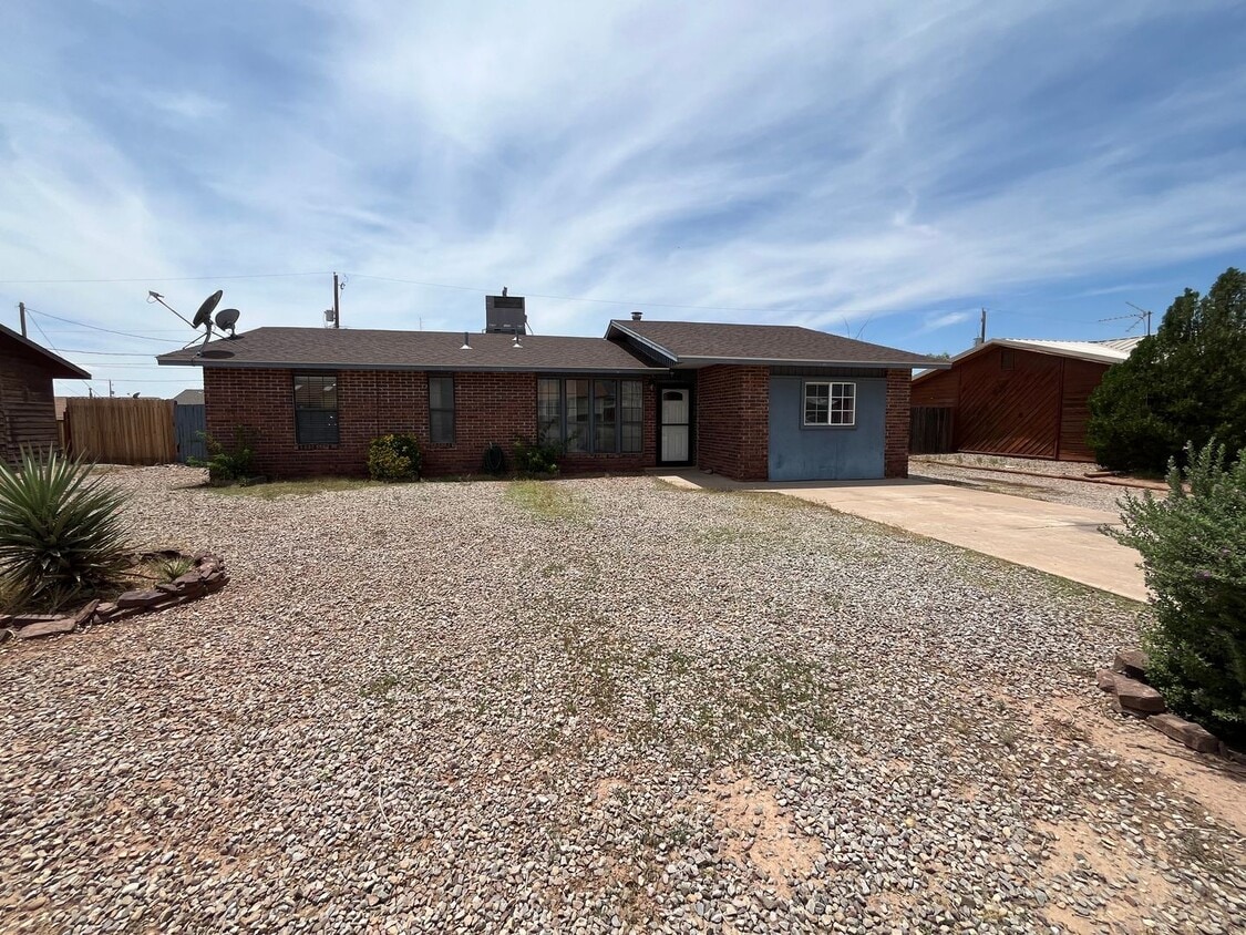 Building Photo - Conveniently located 3 Bedroom, 2 bath Home